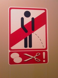 мальчик подойди поближе. табличка в туалет не льсти себе подойди поближе. таблички для туалета прицел. осторожно туалет. не льсти себе подойди поближе картинки.