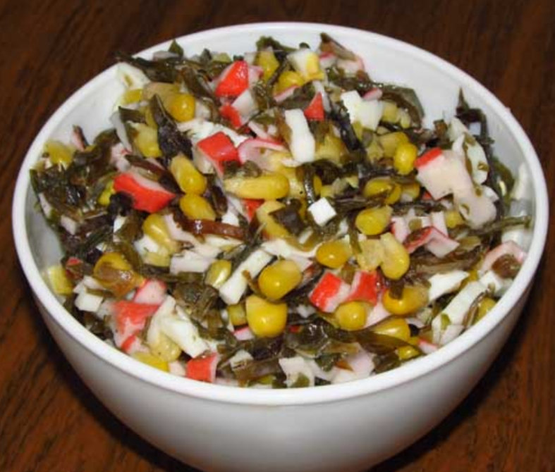 салат с морской капустой и крабовыми палочками. морская капуста с крабовыми палочками. салат из морской капусты с яйцом. морская капуста крабовые палочки кукуруза. морская капуста крабовые палочки кукуруза.